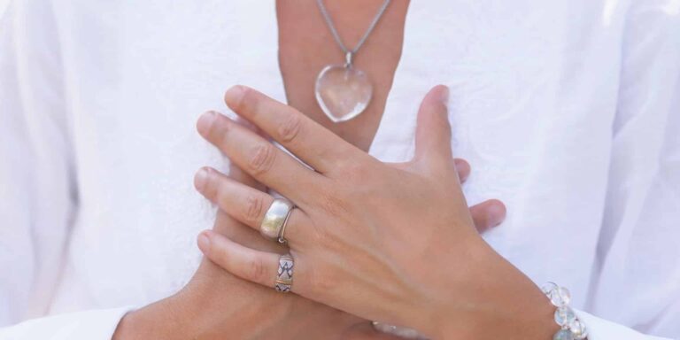 Chakras : Comment Ouvrir l’Anahata, le Chakra du Cœur