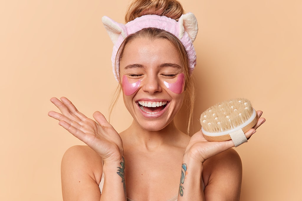 Le dry brushing a de nombreux bienfaits pour le corps et la peau