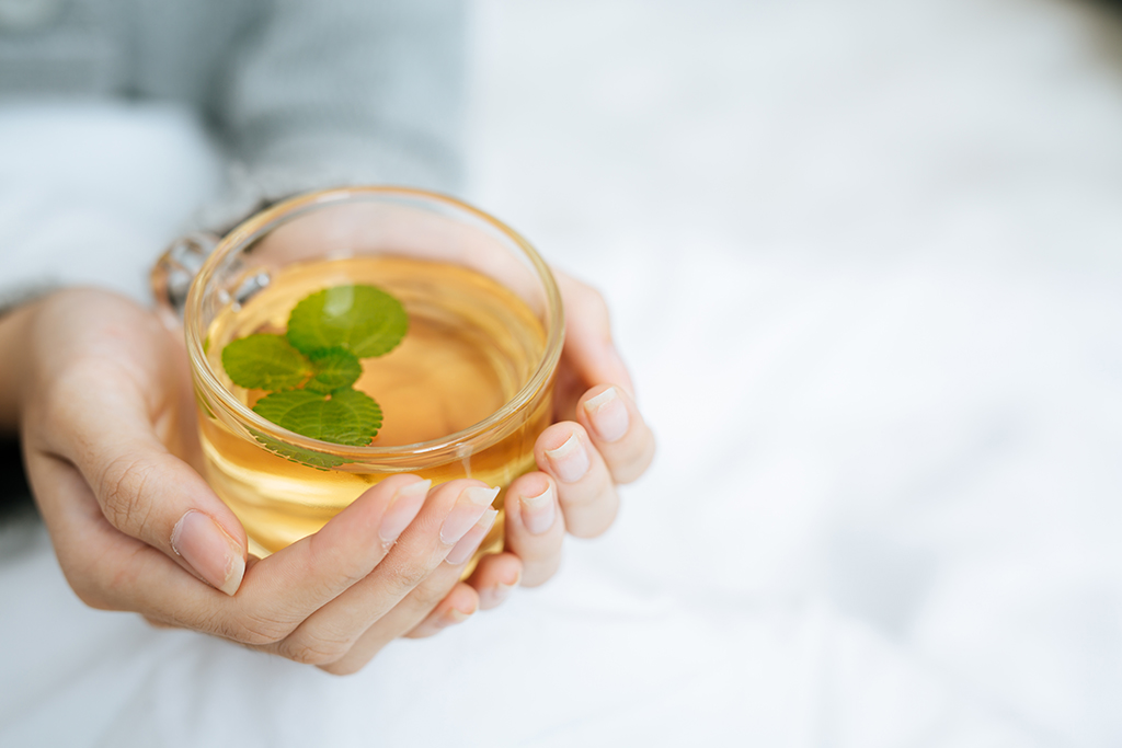 Découvrez quelle tisane est la plus adaptée pour dormir : valériane, camomille, tilleul, etc.